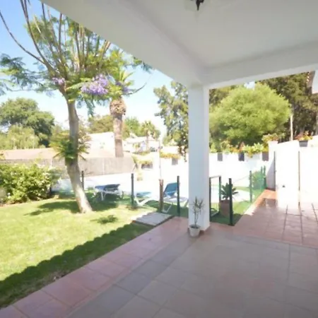 Junto A La Playa Con Piscina Privada. *