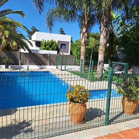 Junto A La Playa Con Piscina Privada. Chalet *