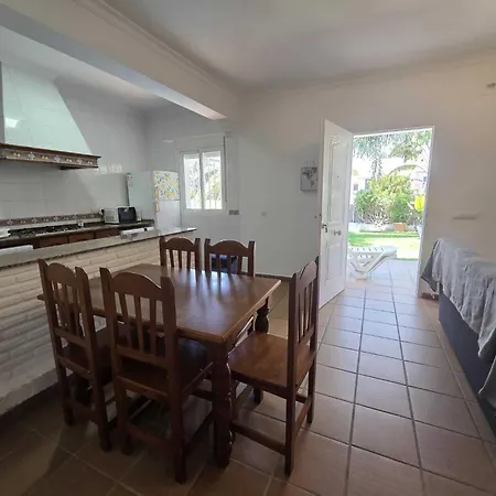 Junto A La Playa Con Piscina Privada. Chalet